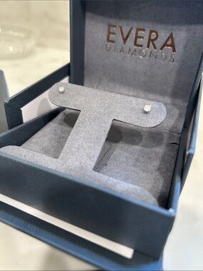 Evera Diamonds Diamond Stud Earrings in Grey Box 18k white gold